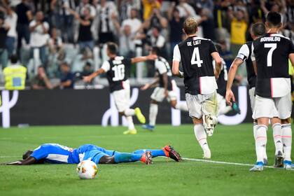 Kalidou Koulibaly sufre tras marcar un gol en contra que le dió el triunfo a Juventus