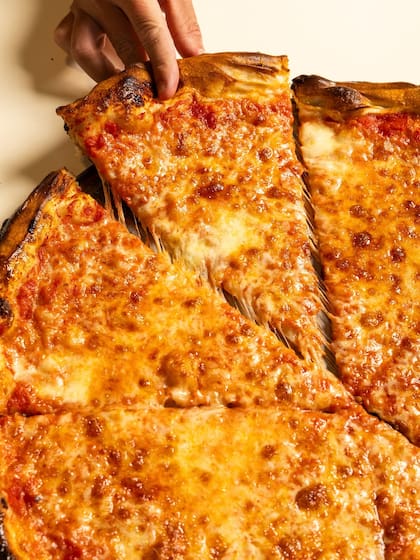 Kalifon define a su pizza como "finita, crocante y jugosa, servida por porción, rescatando el concepto de mostrador"