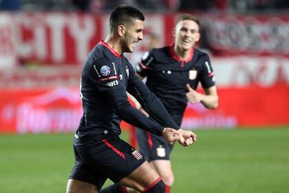 Kalinski festeja su gol en el estadio Ciudad de La Plata, una chilena fabulosa que significó el 3-0 contra Independiente.