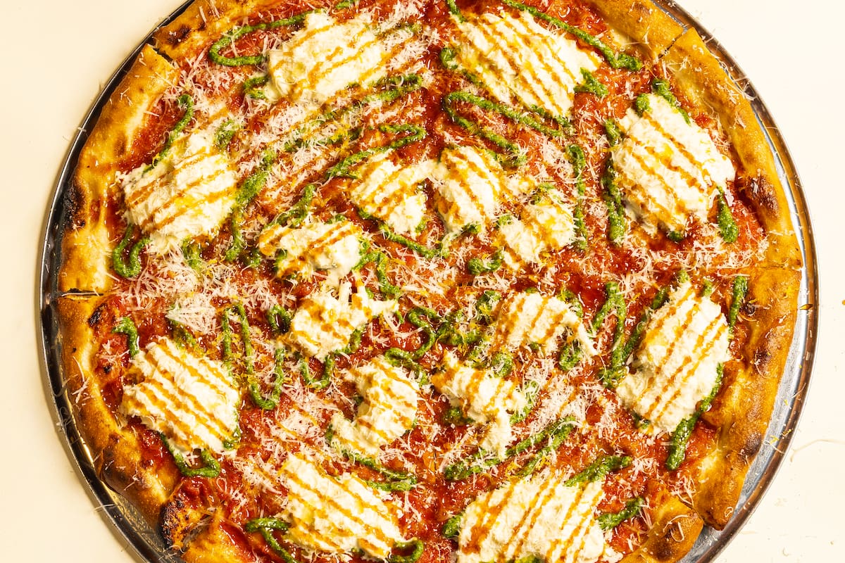 Kalis Pizza abrió hace un año y medio en el barrio porteño de Núñez, con una propuesta directa: pizza de inspiración neoyorquina, menú breve y elaboración propia de varios productos