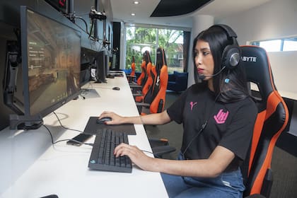 Kalita (Keila Nava), jugadora profesional que acaba de sumarse al equipo femenino de Krü