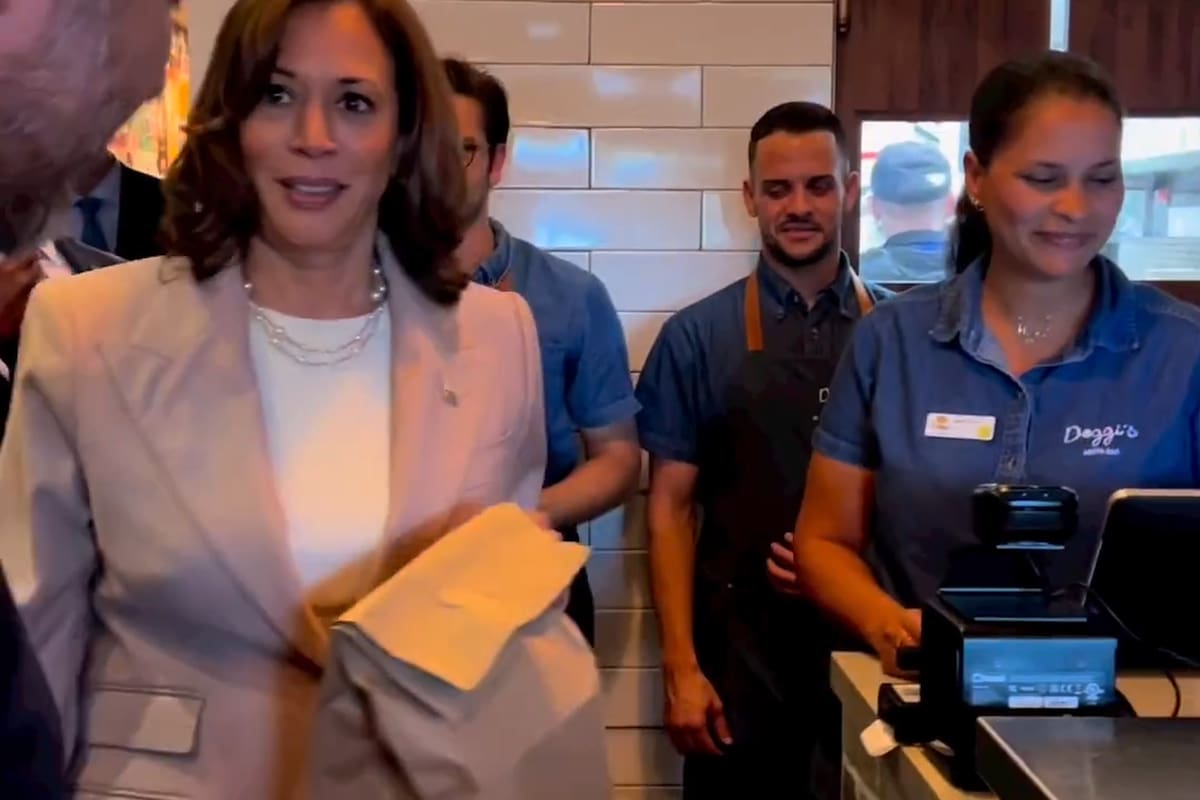 Kamala Harris asistió a un restaurante de Miami para comprar arepas para llevar a casa