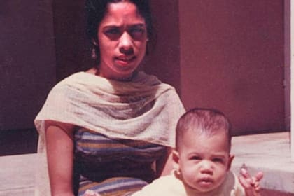 Kamala Harris de bebé con su madre Shyamala Gopalan.