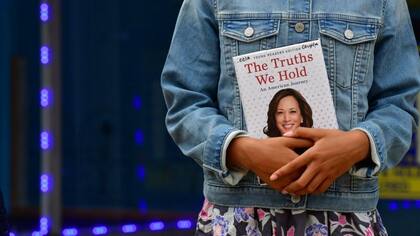 Kamala Harris escribió sobre el viaje de su madre en su autobiografía, The Truths We Hold: An American Journey ("Las verdades que sostenemos: un viaje estadounidense").