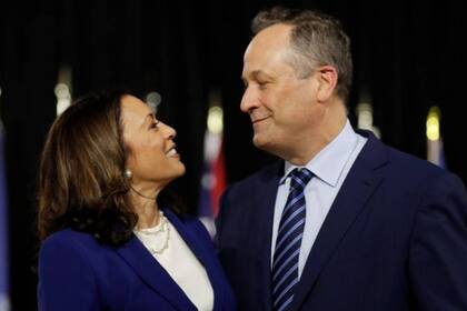 Kamala Harris y Doug Emhoff, ambos abogados, se conocieron en una cita a ciegas en 2013 y contrajeron matrimonio un año después