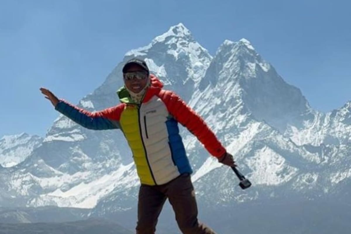 Kami Rita Sherpa con el Everest de fondo, la montaña más alta del mundo ubicada en el Himalaya