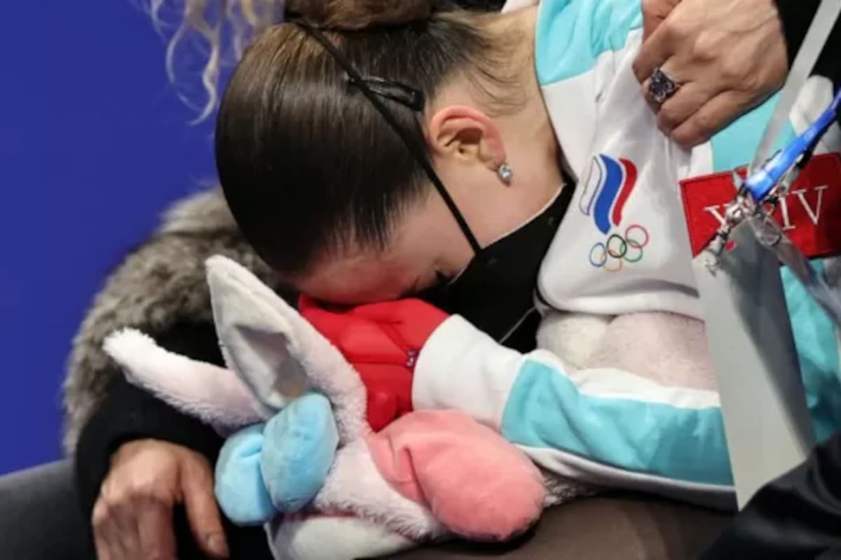 Kamila Valieva, de 15 años, llora abrazada a su conejo de peluche al recibir el puntaje que la ubica en el cuarto lugar de la competencia por fuera del medallero