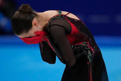 Kamila Valieva del Comité Olímpico Ruso reacciona tras el programa largo de patinaje artístico en los Juegos Olímpicos de Beijing el jueves 17 de febrero del 2022. (AP Foto/Bernat Armangue)