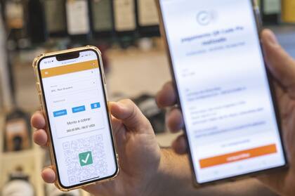 Distintas aplicaciones permiten aceptar el sistema de pagos QR más popular de Brasil, llamado PIX: el turista ve el precio en reales, escanea un código QR y paga de forma segura