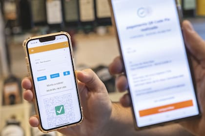 kamiPay permite aceptar el sistema de pagos QR más popular de Brasil, llamado PIX: el turista ve el precio en reales, escanea un código QR y paga de forma segura