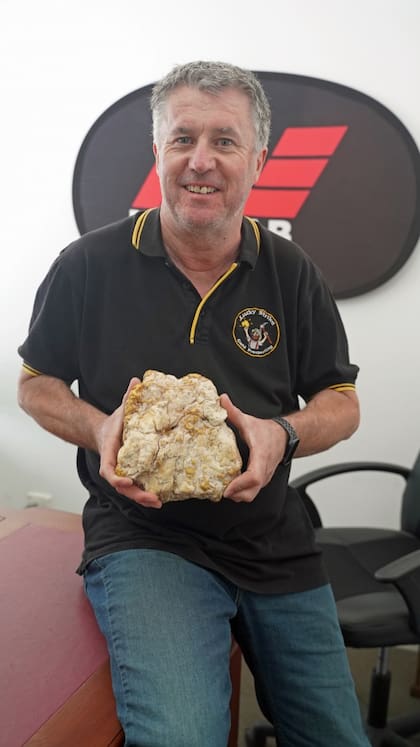 Kamp le compró la pepita de oro al descubridor amateur por 240 mil dólares