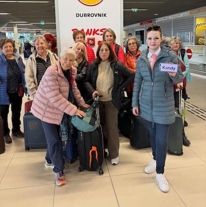 Kandy con su grupo de mujeres viajeras en Croacia (Foto: Instagram/@abuelitamochilera)