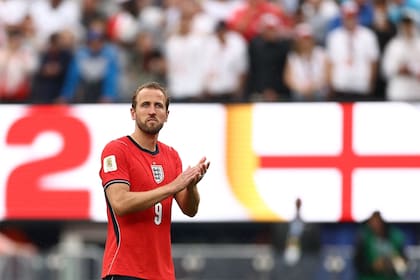 Kane aplaude después de anotar el 2-0 de Inglaterra contra Panamá (Photo by CHARLY TRIBALLEAU / AFP)