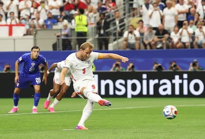 Kane debió ejecutar dos veces el penal; el primero fue invalidado por el VAR por el adelantamiento de Livakovic al atajárselo