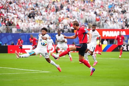 Kane, siempre con un defensor cerca durante este primer tiempo Photo: Bradley Collyer/PA Wire/dpa