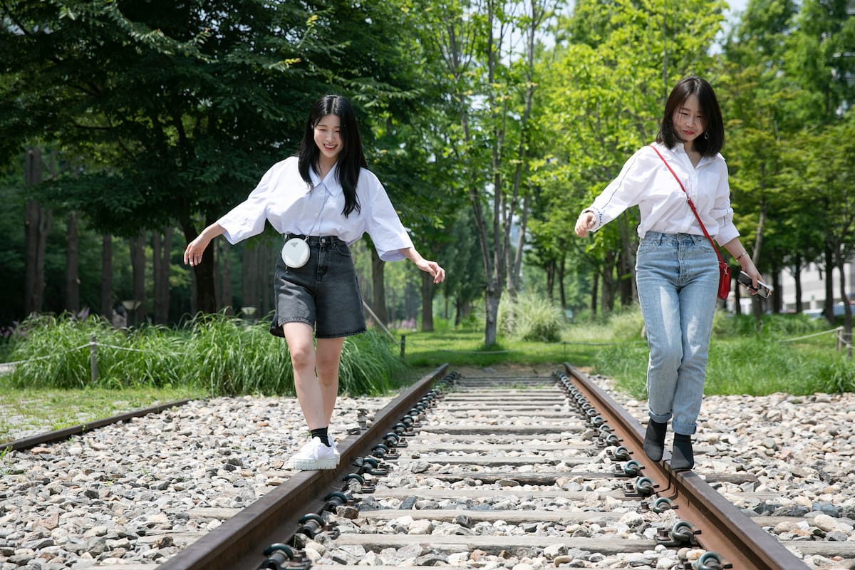 Kang Nara, a la izquierda, y Yoon Miso encontraron en la moda un camino para liberarse de las ataduras del régimen de Corea del Norte