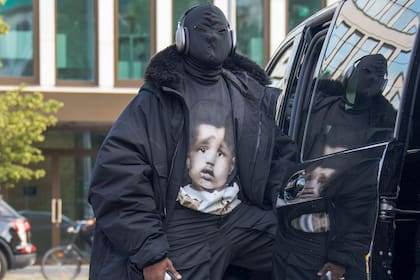 Kanye West en una visita sorpresa a Berlín, Alemania. Con la cara cubierta pasó por museos y galerías de la ciudad
