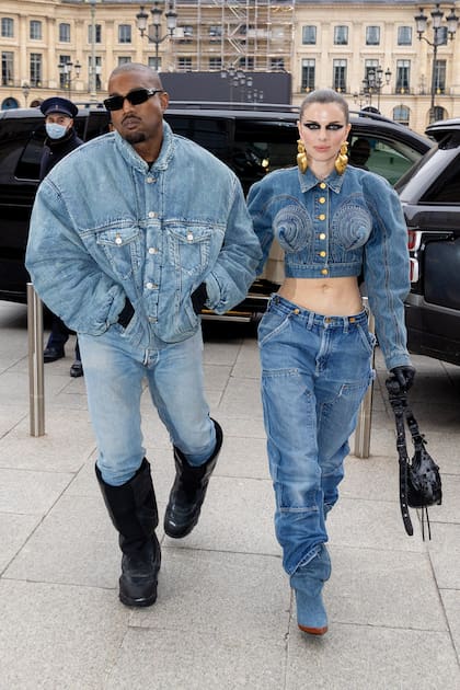 Kanye West y Julia Fox en la Semana de la Moda de París, en enero de 2022