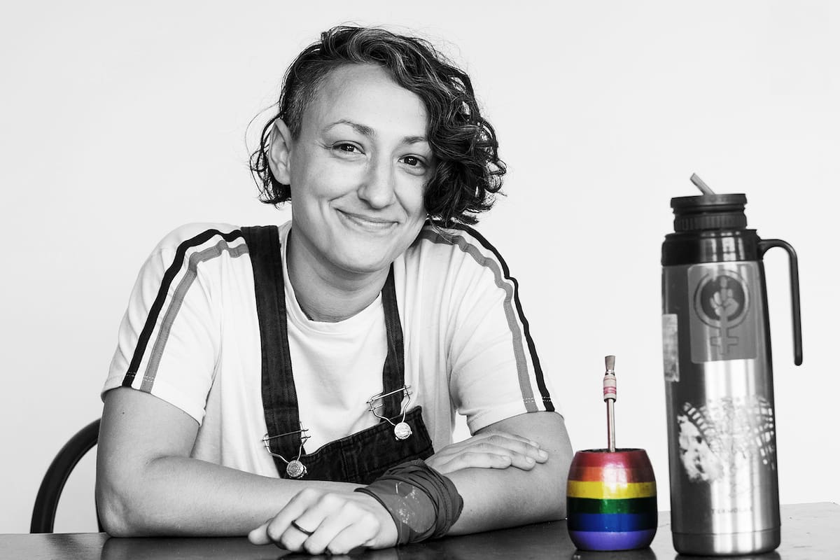 Kar Brett tiene 31años y cuando era una adolescente la falta de información hizo que la bisexualidad no fuese una opción para ella; en su familia, lo más difícil de entender fue que podía sentirse atraída no solo hacia varones y mujeres, sino también otras identidades; hoy milita en la agrupación Mala Junta CABA