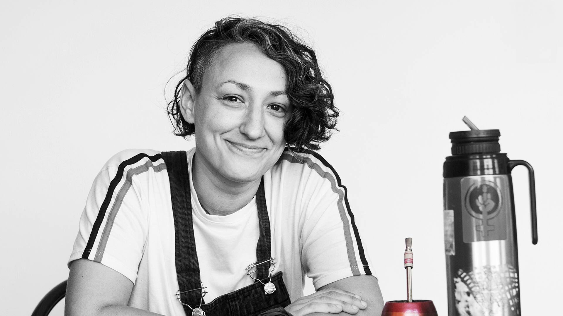 Kar Brett tiene 31años y cuando era una adolescente la falta de información hizo que la bisexualidad no fuese una opción para ella; en su familia, lo más difícil de entender fue que podía sentirse atraída no solo hacia varones y mujeres, sino también otras identidades; hoy milita en la agrupación Mala Junta CABA