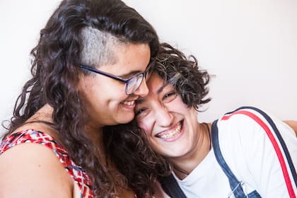 Kar (izquierda) y Dania en su casa de Lomas del Mirador. Kar es bisexual y Dania, su pareja, lesbiana.