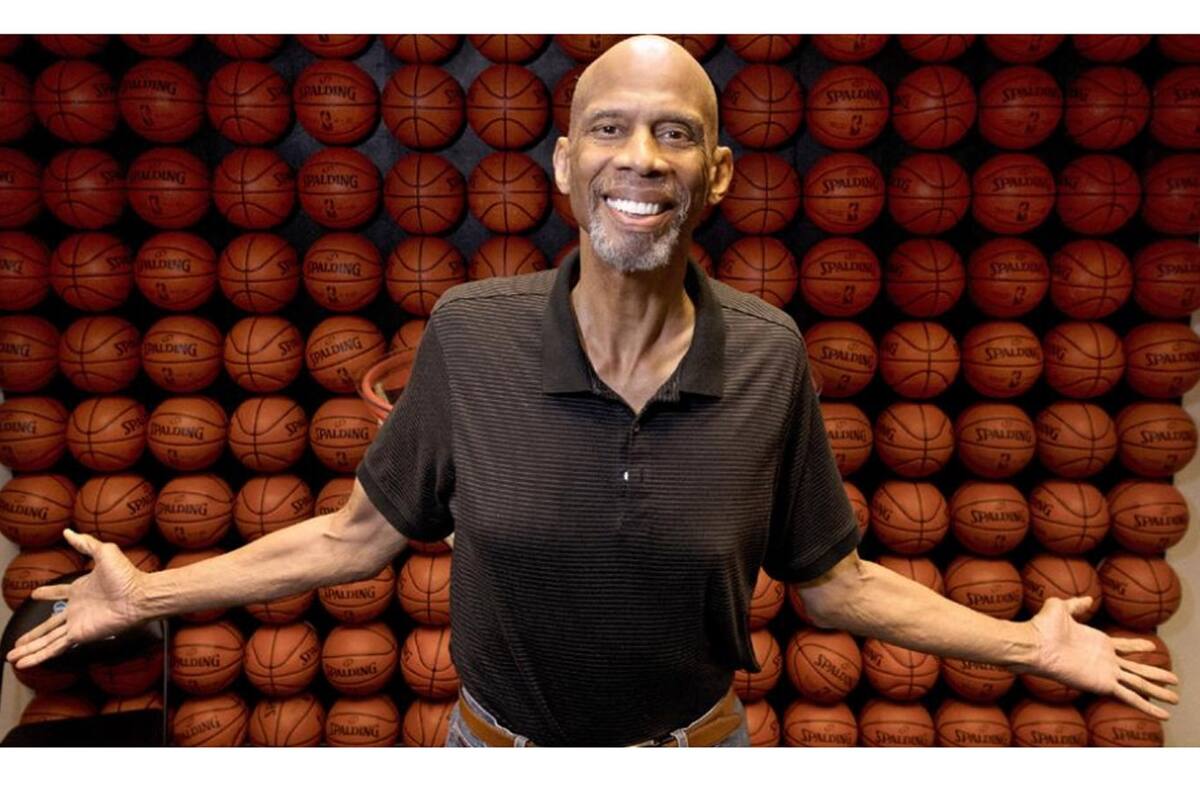 Kareem Abdul Jabbar en sus oficinas.