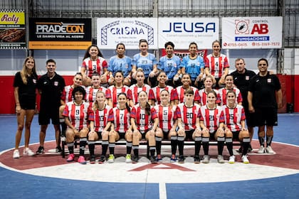 Karelly y su equipo de futsal