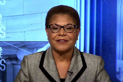 La congresista Karen Bass es la menos conocida de las candidatas