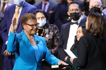 Karen Bass, alcaldesa de Los Ángeles, rechazó las acciones del gobernador de Texas, Greg Abbott