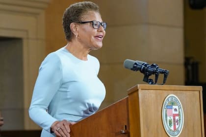 Karen Bass apoyó la candidatura a la gobernación de Antonio Villaraigosa
