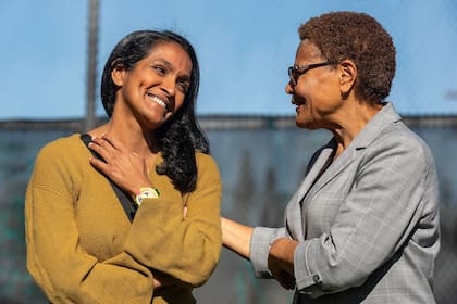 Karen Bass enfrentará en las elecciones para la alcaldía de Los Ángeles a su antigua aliada Nithya Raman