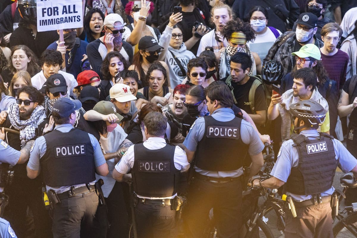 Karen Bass, la alcaldesa de La Gran Naranja, anunció un toque de queda para evitar saqueos y vandalismo