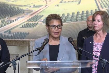 Karen Bass y el resto de los alcaldes en California hicieron un llamado al cese de las redadas por el ICE