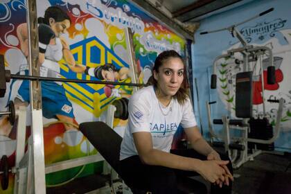 Karen “Burbuja” Carabajal es boxeadora. Pero su fuerza no solo la ejerce desde los puños, sino también desde la palabra. Es psicóloga y su profesión la ayuda, dentro y fuera del ring, a sobrellevar la ardua vida de película que le tocó.