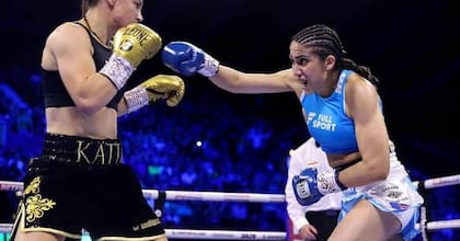 Karen Carabajal, en acción frente a Katie Taylor