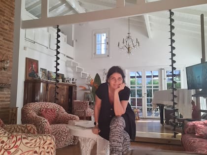 Karen Costamagna hace 13 años que vive en Pinamar y decidió abrir las puertas de su casa para generar proyectos artísticos en pequeña escala