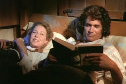 Karen Gessle aseguró que tras pedirle un aumento de sueldo a Michael Landon, él la empezó a destratar: "Comenzó una campaña para tratar de disminuir mi valor. Decidió humillarme mientras hacíamos las escenas en la cama. Esto fue tan horrible para mí, tan insoportable. Él hacía terribles bromas sobre la anatomía femenina... Los hombres del equipo se reían de sus chistes y yo no podía hacer nada.