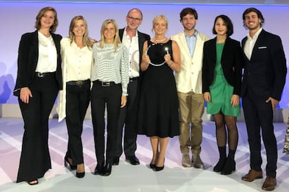 Karen Hallberg, al cabo de la ceremonia, rodeada de su familia