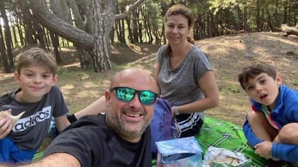 Karen junto a sus hijos y su esposo, Nick, para quien la enfermedad de Karen ha sido como perder a su "mejor amiga"