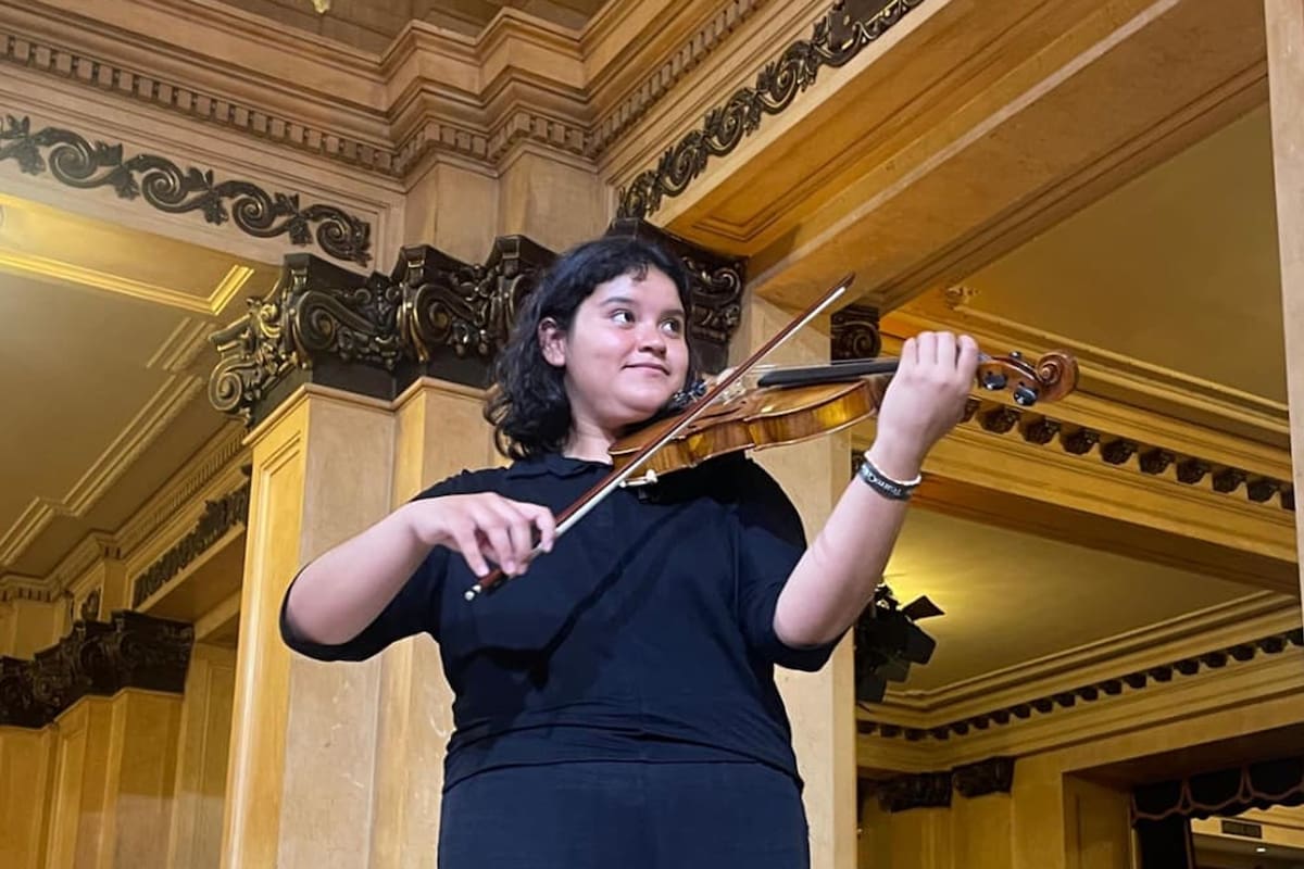 Karen Lobos, violinista de la Orquesta Juvenil Aeropuertos Argentina