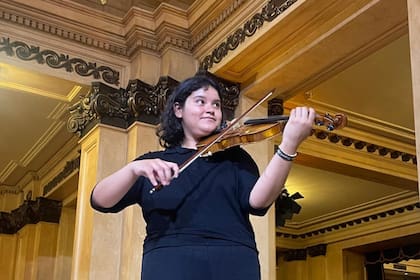 Karen Lobos, violinista de la Orquesta Juvenil Aeropuertos Argentina