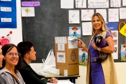 Karen Reichardt fue a votar con su perro