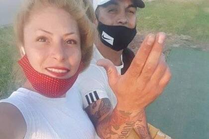 Karen y Fernado, la joven pareja que fue atacada por la ex de él. Los roció con combustible y los prendió fuego en la parada del micro. Ella se llevó la peor parte: 50% del cuerpo quemado. Finalmente, la chica falleció.