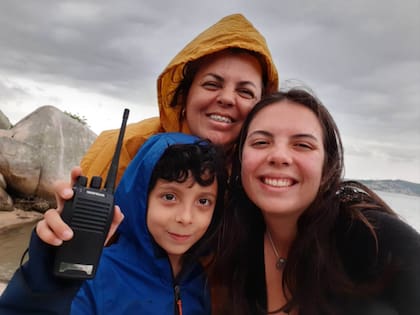 Karenn junto a sus dos hijos João y Luiza, antes de la tragedia