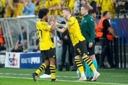 Karim Adeyemi, izquierda, del Borussia Dortmund, le deja su lugar a Marco Reus durante la semifinal de la Liga de Campeones en el partido de ida entre Borussia Dortmund y Paris Saint-Germain en el Signal-Iduna Park, en Dortmund, Alemania, el miércoles 1 de mayo de 2024. (AP Foto/Martin Meissner)