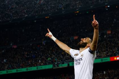 Karim Benzema, dueño de la fiesta merengue en el Camp Nou; el francés anotó tres goles en la histórica paliza de Real Madrid sobre Barcelona