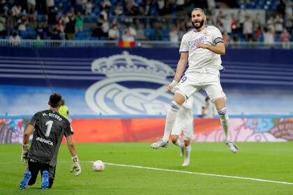 Karim Benzema festeja el 5-2 de Real Madrid sobre el final