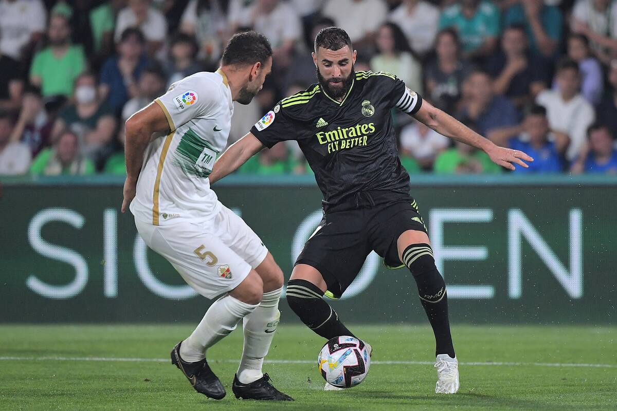 Karim Benzema, flamante ganador del Balón de Oro, encara ante Gonzalo Verdú, defensor de Elche; fue goleada para el líder de la Liga