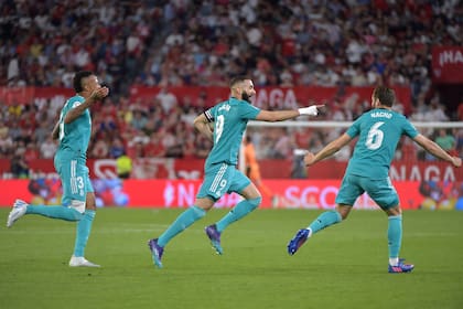Karim Benzema, otra vez, apareció en un momento clave para darle a Real Madrid un triunfo épico que lo deja cerca del título de la Liga