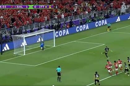 Karim Benzema patea el penal para Al Ittihad pero se lo desviaron; hubiera sido el 1-1 al final del primer tiempo, pero no pudo ser